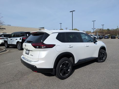 Used 2024 Nissan Rogue SV image 4