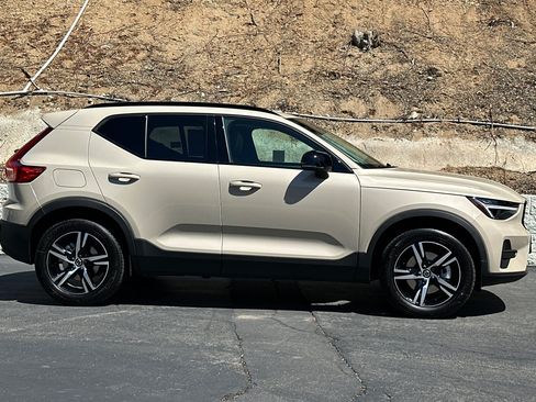 New 2026 Volvo XC40 B5 Core AWD/4WD image 3