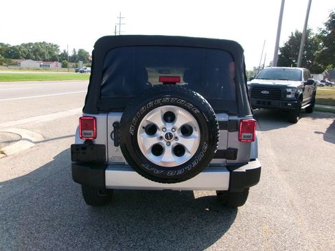 Used 2015 Jeep Wrangler Unlimited Sahara w/ Connectivity Group AWD/4WD image 6