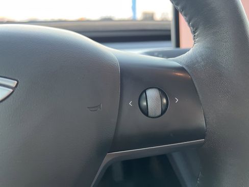 Used 2022 Tesla Model Y Long Range image 25