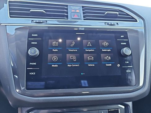 Used 2024 Volkswagen Tiguan SE image 30