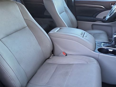 Used 2014 Toyota Highlander Limited Platinum image 18