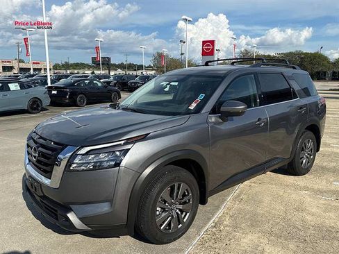 Certified 2025 Nissan Pathfinder SV FWD image 3