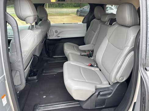 Used 2025 Toyota Sienna XLE FWD image 14