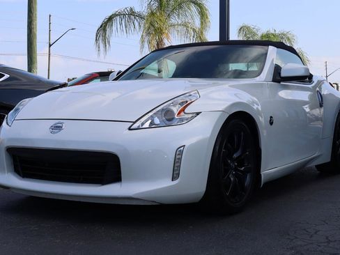 Used 2017 Nissan 370Z Touring RWD image 4