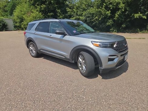 Used 2023 Ford Explorer XLT w/ Equipment Group 202A AWD/4WD image 22