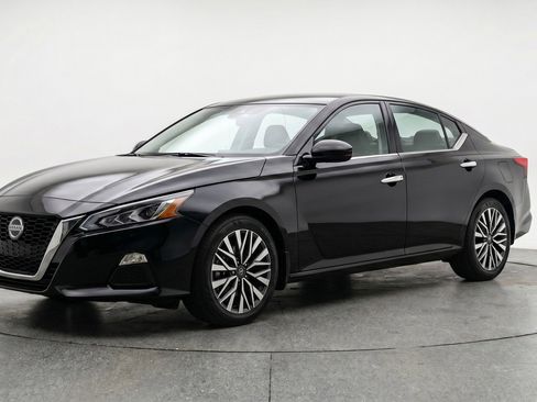 Used 2025 Nissan Altima 2.5 SV FWD image 3