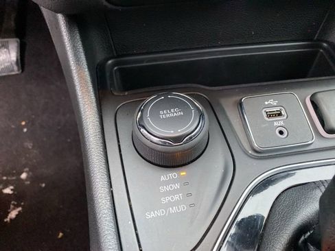 Certified 2019 Jeep Cherokee Limited w/ Trailer Tow Group image 29