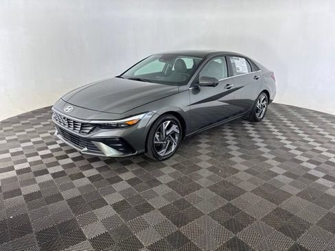 Used 2024 Hyundai Elantra Limited FWD image 3
