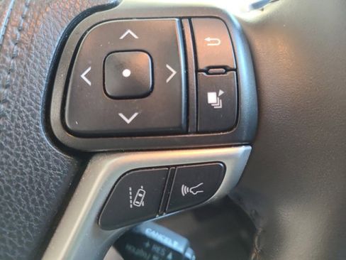 Used 2019 Toyota Highlander XLE image 29