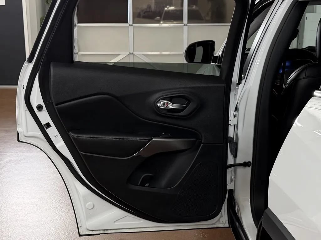 Used 2021 Jeep Cherokee Limited AWD/4WD image 32