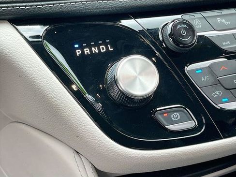 Certified 2024 Chrysler Pacifica Limited AWD/4WD image 17