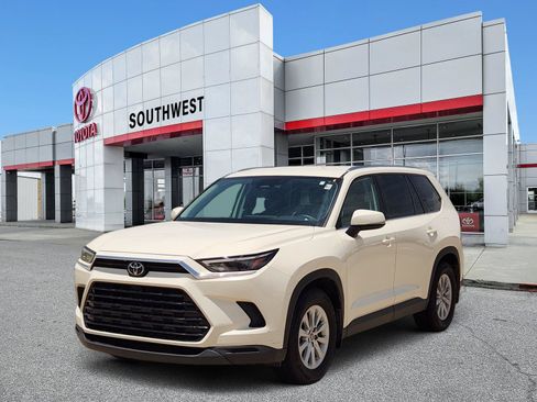 Used 2024 Toyota Grand Highlander FWD image 2