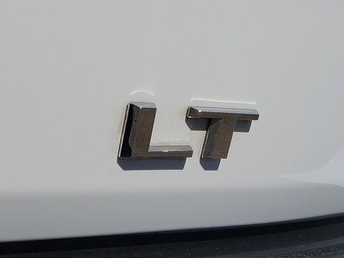 Used 2023 Chevrolet Suburban LT w/ Luxury Package image 9