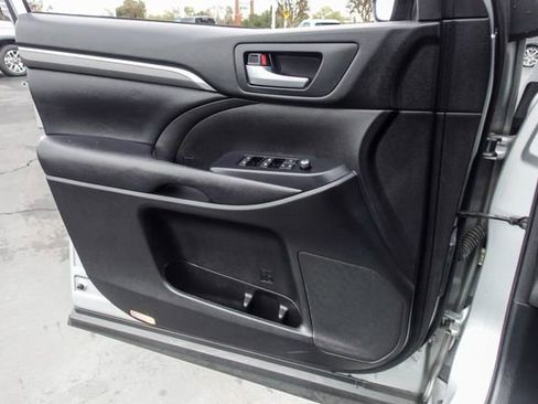 Certified 2018 Toyota Highlander SE image 26