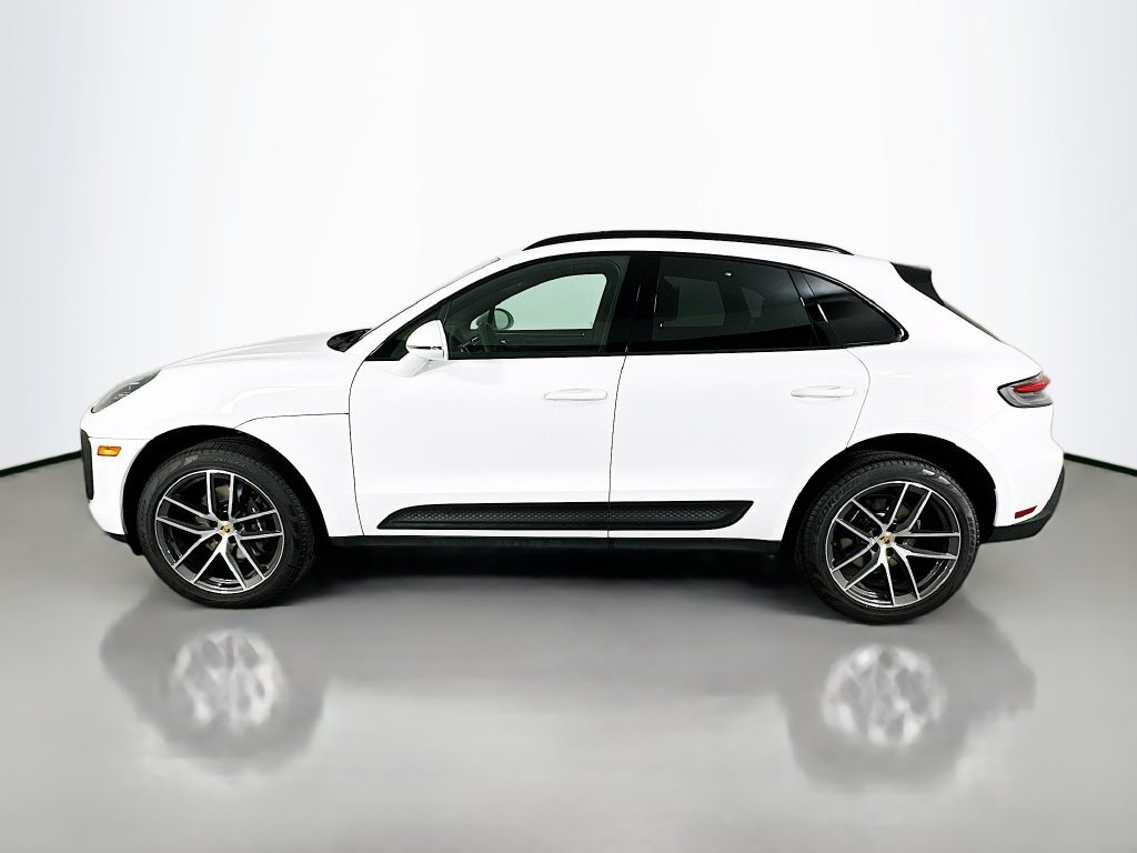 Certified 2025 Porsche Macan AWD/4WD image 2