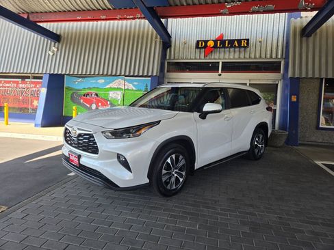 Used 2023 Toyota Highlander XLE image 1