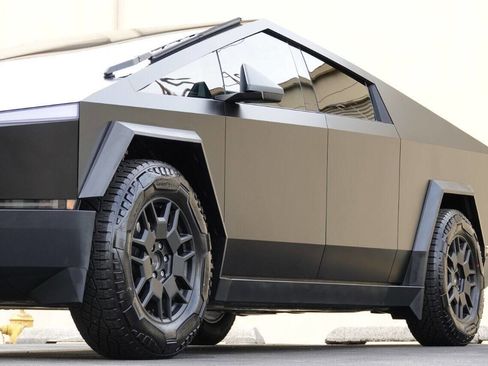 Used 2024 Tesla Cybertruck AWD Crew Cab image 39