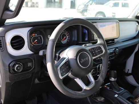 Used 2025 Jeep Wrangler Sahara image 11