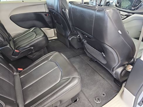 Used 2024 Chrysler Pacifica Touring-L FWD image 11