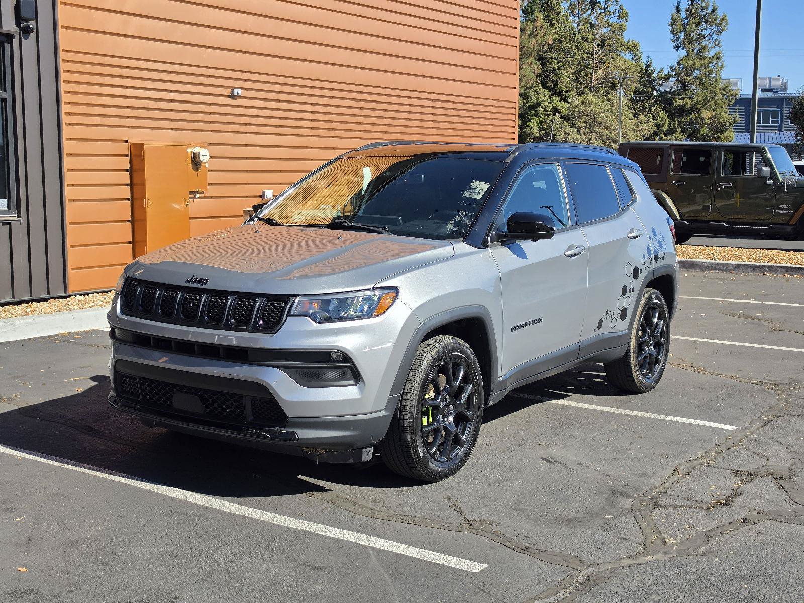 Used 2023 Jeep Compass Latitude w/ Convenience Group AWD/4WD image 1