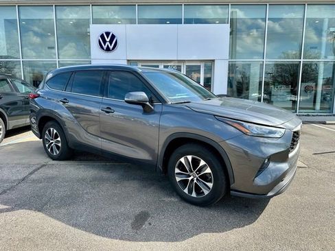Used 2020 Toyota Highlander XLE image 1