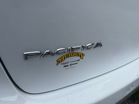 Used 2025 Chrysler Pacifica Select FWD image 16