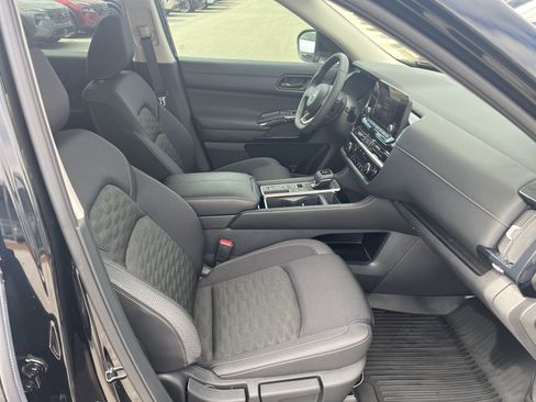 Certified 2025 Nissan Pathfinder SV image 17