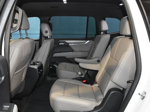 Used 2024 GMC Acadia Elevation image 19