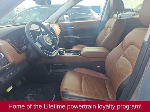 Used 2025 Nissan Pathfinder Platinum w/ Cargo Package image 5