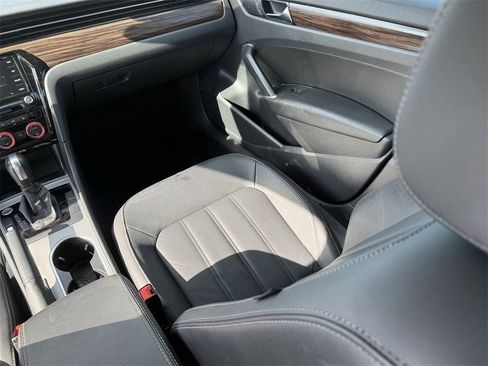 Used 2022 Volkswagen Passat 2.0T image 27