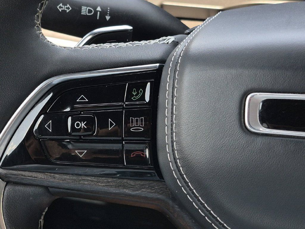 Used 2023 Jeep Grand Cherokee Overland w/ Luxury Tech Group IV AWD/4WD image 22