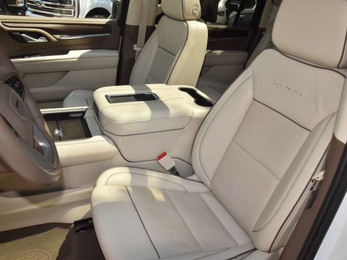 Used 2024 GMC Yukon XL Denali w/ Advanced Technology Package AWD/4WD image 37