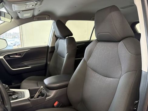 Used 2025 Toyota RAV4 XLE image 19