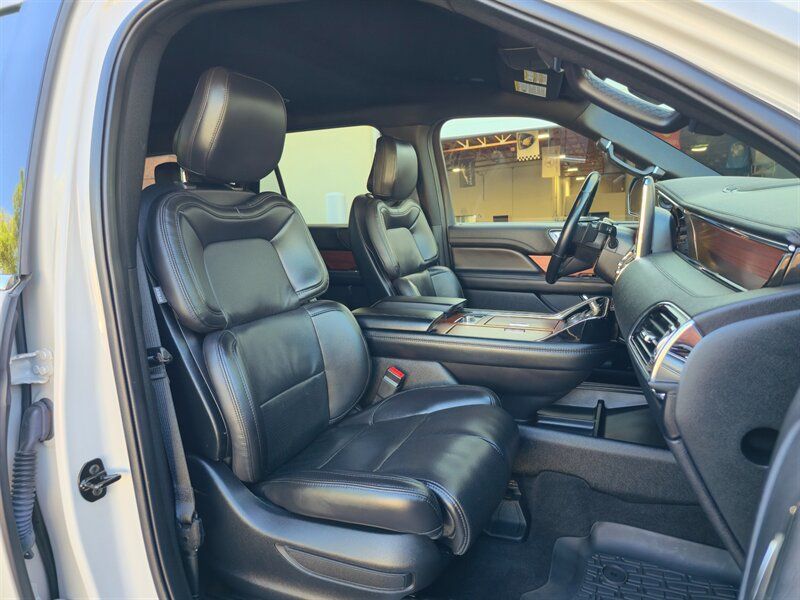 Used 2021 Lincoln Navigator 4WD image 16