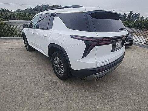 Used 2025 Chevrolet Traverse LT FWD image 4
