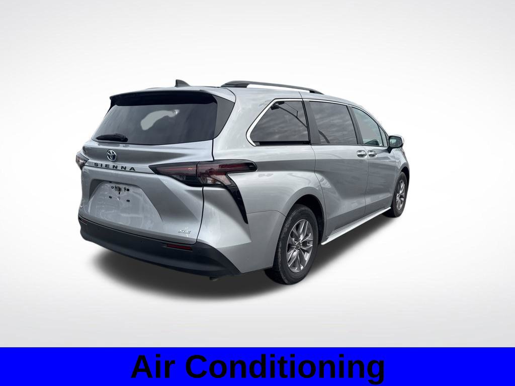 Used 2025 Toyota Sienna XLE FWD image 4