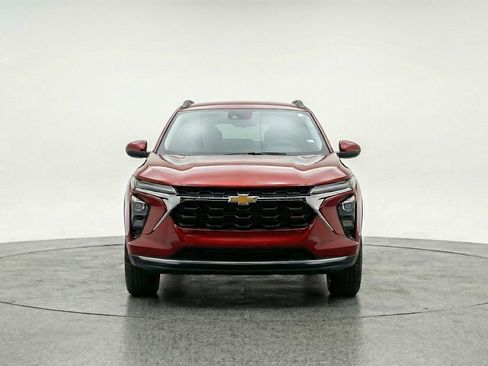 Used 2025 Chevrolet Trax LT FWD image 2