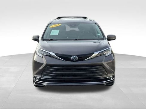 Used 2021 Toyota Sienna Limited image 11