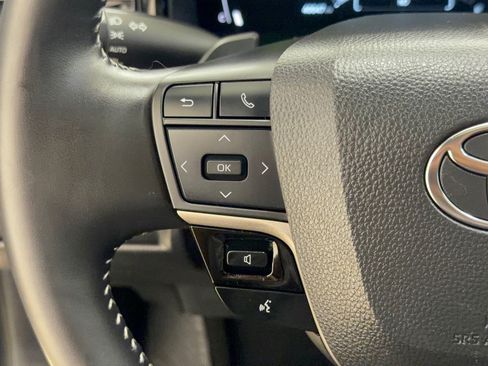 Used 2025 Toyota Camry SE w/ Convenience Package FWD image 18