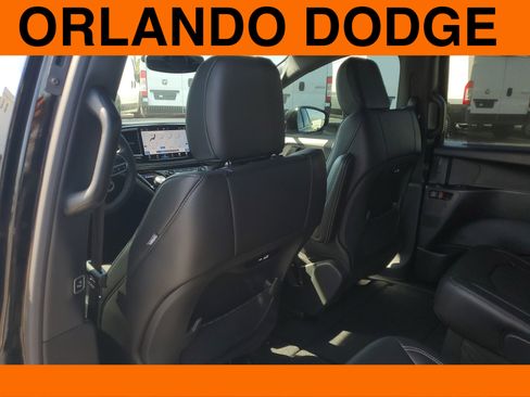 New 2026 Chrysler Pacifica Select image 6