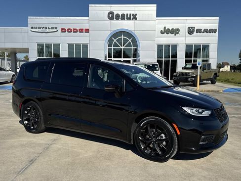 New 2026 Chrysler Pacifica Select w/ S Appearance Package image 1