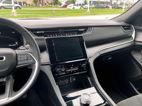 Used 2025 Jeep Grand Cherokee Altitude image 7