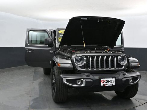 Used 2025 Jeep Wrangler Unlimited Sahara w/ Safety Group AWD/4WD image 42