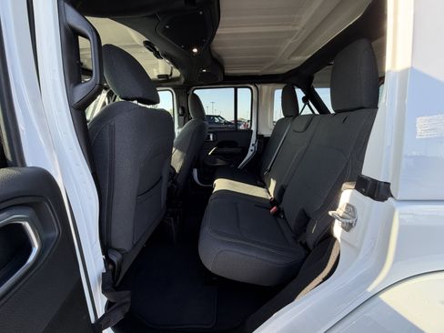 Used 2025 Jeep Wrangler Unlimited Sahara AWD/4WD image 10