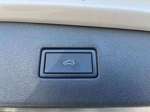 Used 2024 Volkswagen Tiguan SE image 35