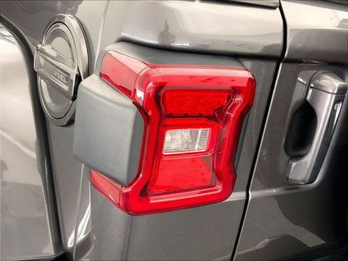 Used 2021 Jeep Wrangler Unlimited Sahara image 28