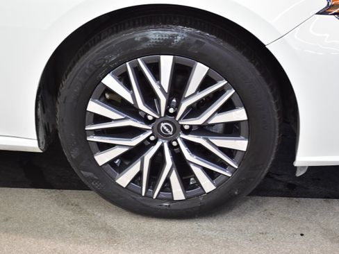 Used 2025 Nissan Altima 2.5 SV FWD image 36