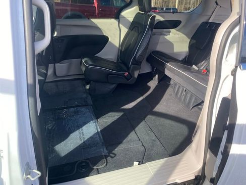 Used 2024 Chrysler Pacifica Limited image 20