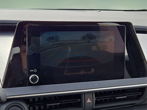Used 2025 Toyota Prius LE FWD image 29